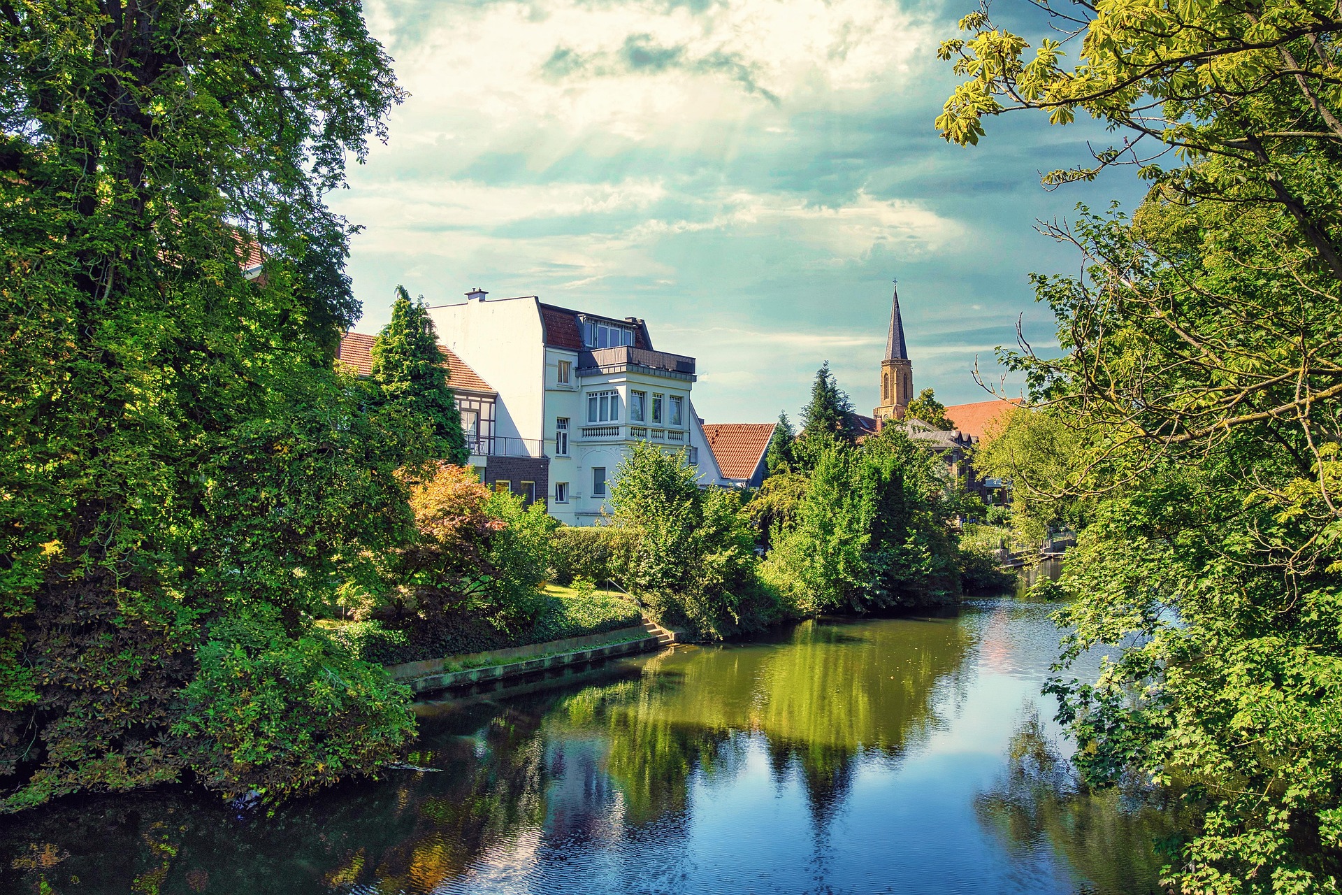 Idyllische Landschaft mit Wasser und Bäumen in der Nähe der Werbeagentur in Telgte